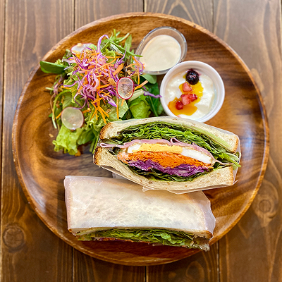 写真:木製のお皿にカットされたサンドイッチが写っています